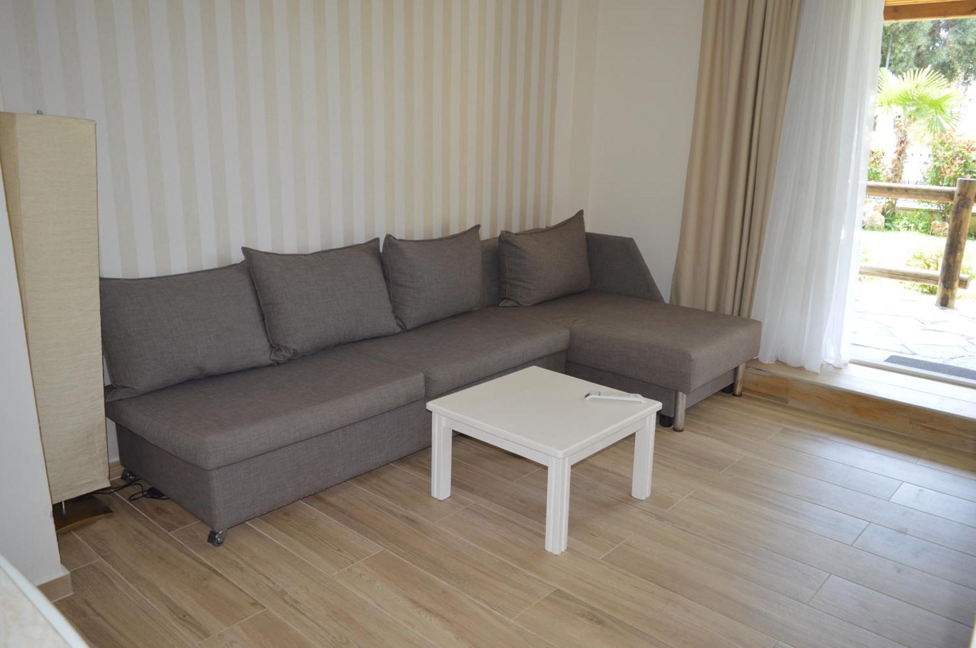 Leonidas Apartments And Suites Mola Kalyva Ngoại thất bức ảnh